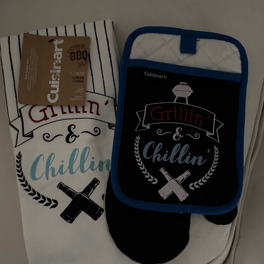 Cuisinart Grillin' & Chillin' Mitt Set - Black and White